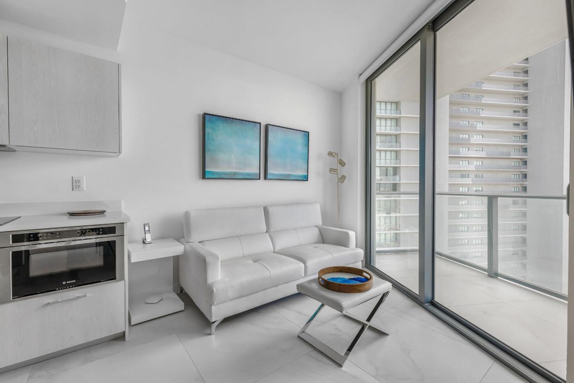 Exclusive One-bedroom High-rise In Apartment