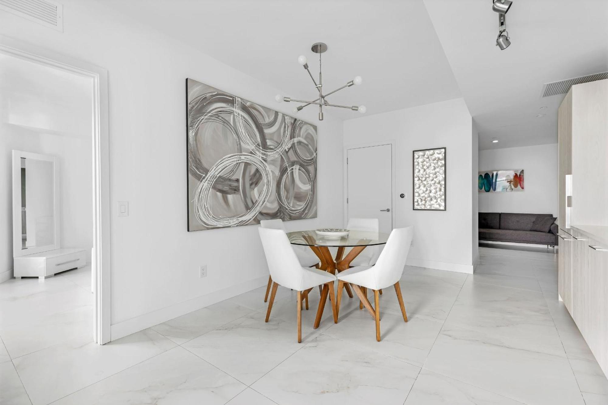 Exclusive One-bedroom High-rise In Apartment